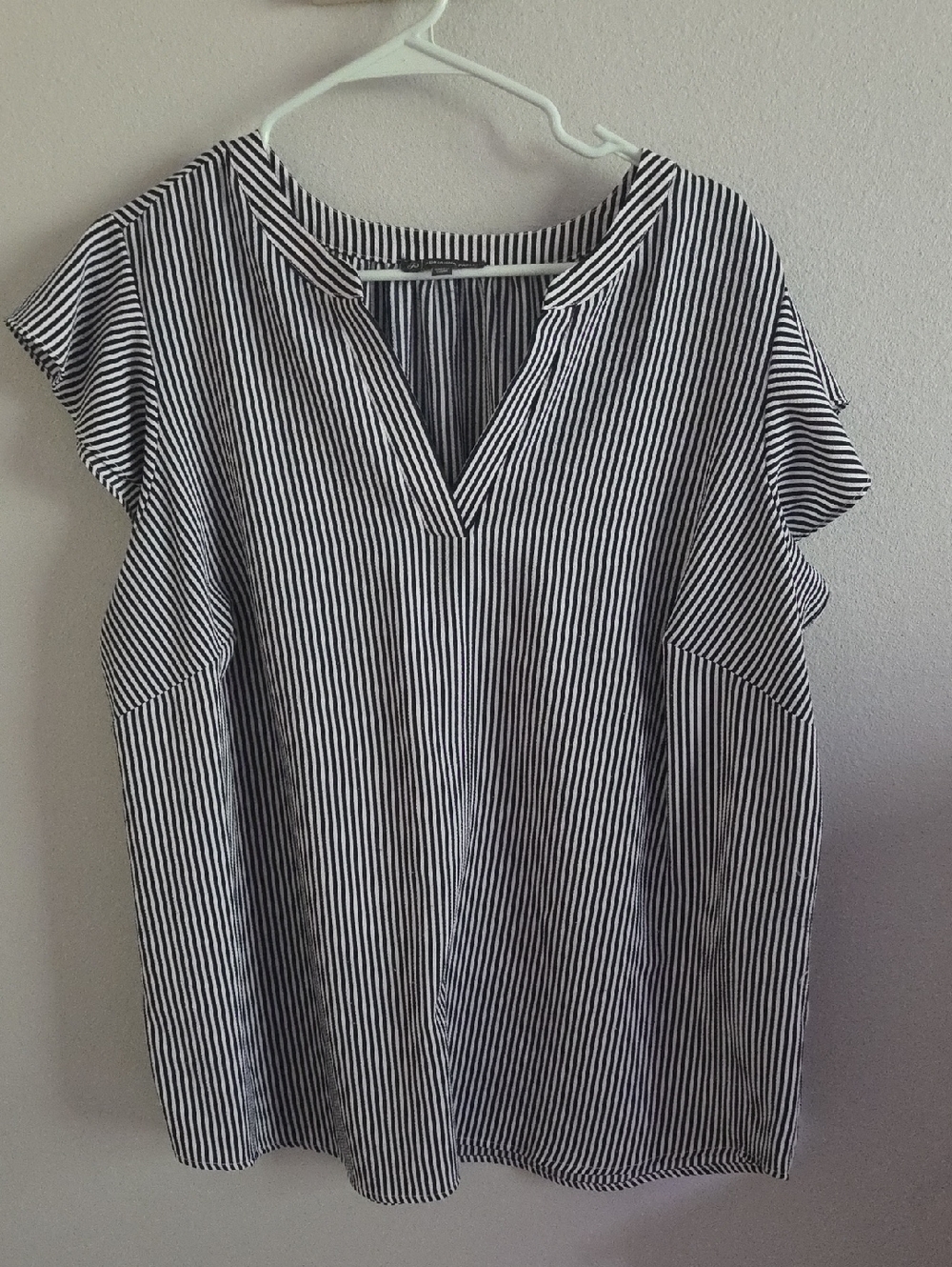 Adrianna Papell Navy & White Striped V-Neck Flutter Sleeve Top